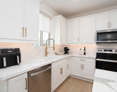 2121 W Sonoran Desert Drive - Photo Thumbnail 10