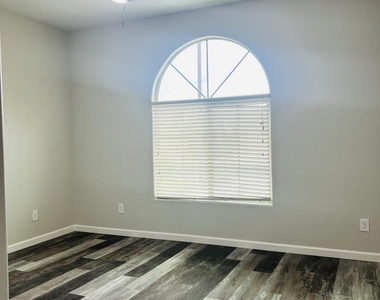 25972 W Burnett Road - Photo Thumbnail 5