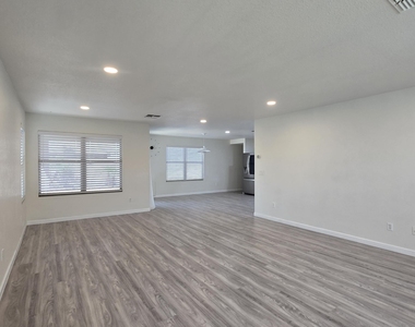 638 E Springfield Place - Photo Thumbnail 4