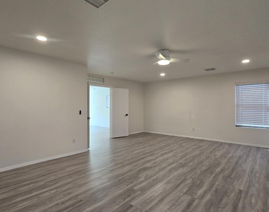 638 E Springfield Place - Photo Thumbnail 16