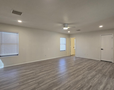 638 E Springfield Place - Photo Thumbnail 15