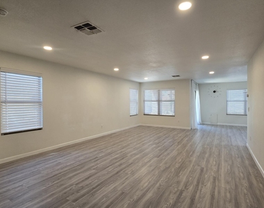 638 E Springfield Place - Photo Thumbnail 2