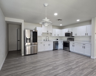 638 E Springfield Place - Photo Thumbnail 6