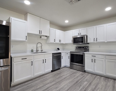638 E Springfield Place - Photo Thumbnail 7