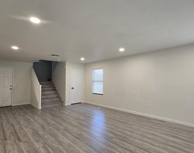 638 E Springfield Place - Photo Thumbnail 3