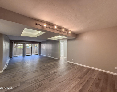 5110 N 31st Way - Photo Thumbnail 5