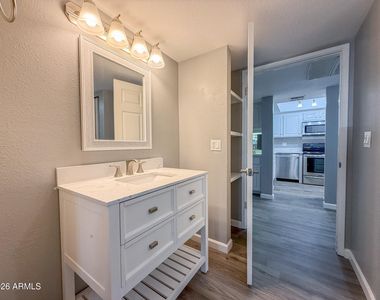5110 N 31st Way - Photo Thumbnail 17