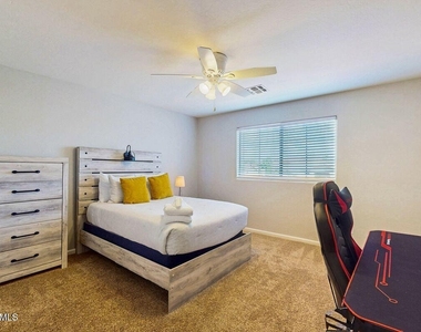 3288 E Devonshire Avenue - Photo Thumbnail 17