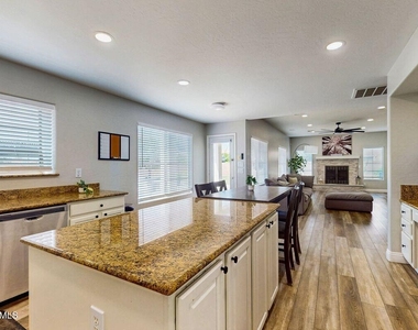 3288 E Devonshire Avenue - Photo Thumbnail 8