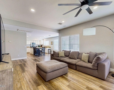 3288 E Devonshire Avenue - Photo Thumbnail 3