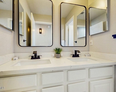 3288 E Devonshire Avenue - Photo Thumbnail 19