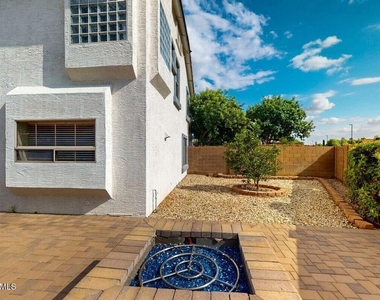 3288 E Devonshire Avenue - Photo Thumbnail 24
