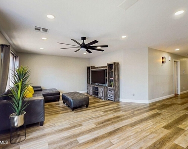 3288 E Devonshire Avenue - Photo Thumbnail 10