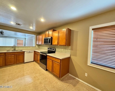 19286 N Duncan Drive - Photo Thumbnail 4