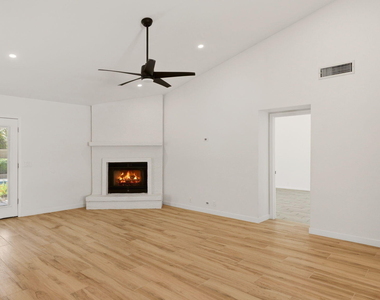 15221 N 42nd Place - Photo Thumbnail 27