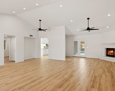 15221 N 42nd Place - Photo Thumbnail 10