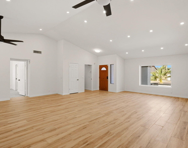 15221 N 42nd Place - Photo Thumbnail 13