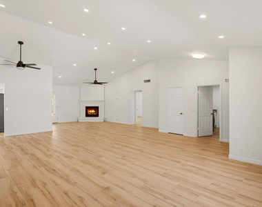 15221 N 42nd Place - Photo Thumbnail 11