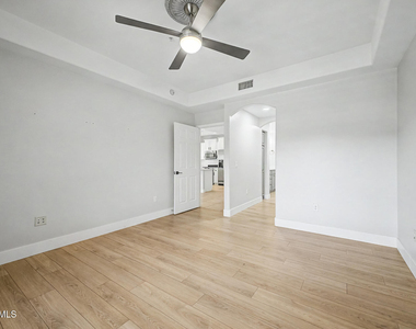 5350 E Deer Valley Drive - Photo Thumbnail 8