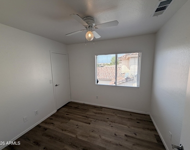 12930 W Paradise Drive - Photo Thumbnail 9