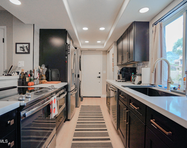 10407 N 10th Place - Photo Thumbnail 10