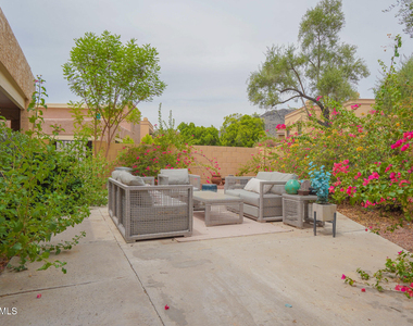 10407 N 10th Place - Photo Thumbnail 3