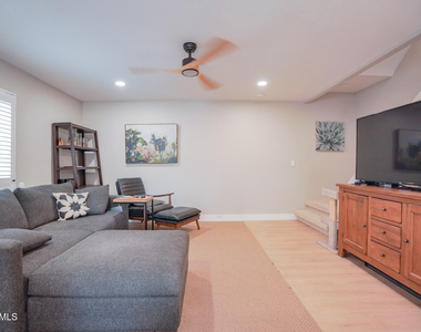 10407 N 10th Place - Photo Thumbnail 7