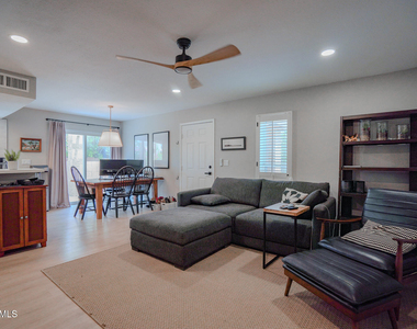10407 N 10th Place - Photo Thumbnail 8