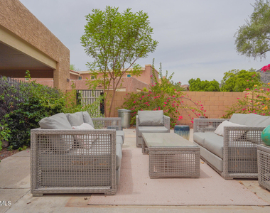 10407 N 10th Place - Photo Thumbnail 4