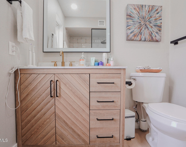 10407 N 10th Place - Photo Thumbnail 17
