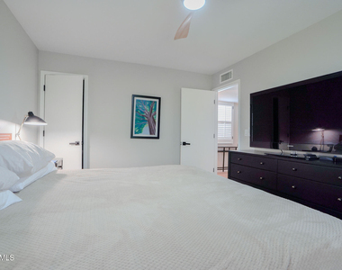 10407 N 10th Place - Photo Thumbnail 21