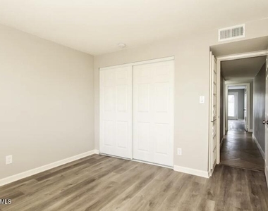 4512 N 81st Drive - Photo Thumbnail 5