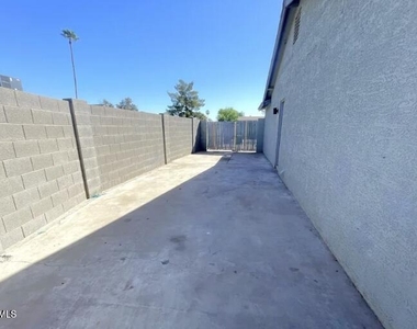 4512 N 81st Drive - Photo Thumbnail 7