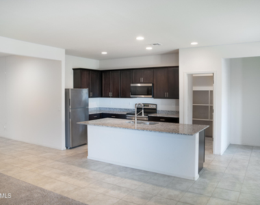 43633 W Yucca Lane - Photo Thumbnail 3