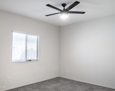 43633 W Yucca Lane - Photo Thumbnail 12