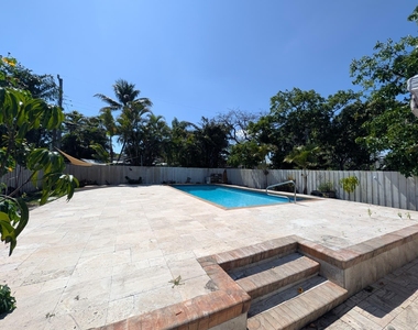 1629 Nw 5th Avenue - Photo Thumbnail 4