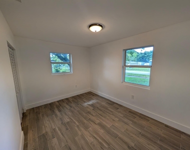 1733 Nw 18th Street - Photo Thumbnail 3