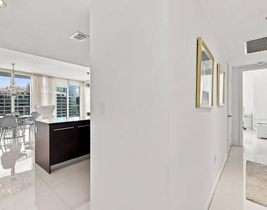 465 Brickell Avenue - Photo Thumbnail 1