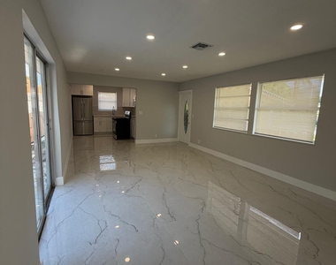 920 Ne 50th Street - Photo Thumbnail 8