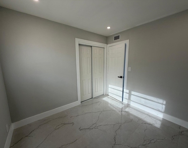 920 Ne 50th Street - Photo Thumbnail 7