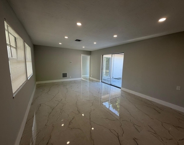 920 Ne 50th Street - Photo Thumbnail 1