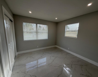 920 Ne 50th Street - Photo Thumbnail 3
