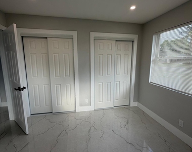920 Ne 50th Street - Photo Thumbnail 4