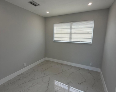 920 Ne 50th Street - Photo Thumbnail 9