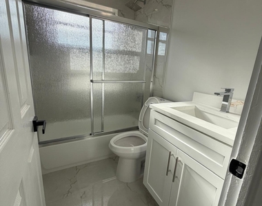 920 Ne 50th Street - Photo Thumbnail 2