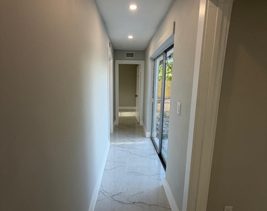 920 Ne 50th Street - Photo Thumbnail 6