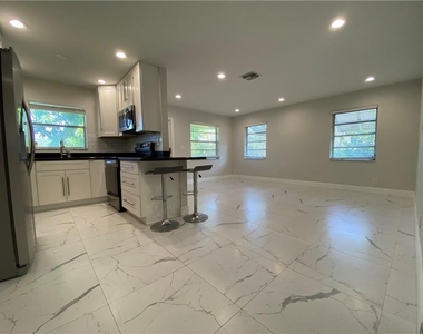 624 Ne 10th Avenue - Photo Thumbnail 1