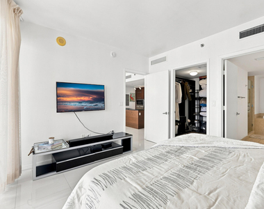 465 Brickell Avenue - Photo Thumbnail 14
