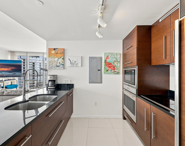 465 Brickell Avenue - Photo Thumbnail 2