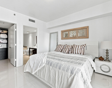 465 Brickell Avenue - Photo Thumbnail 12